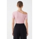 BLUSA ROSADA ESCOTE ASIMÉTRICO