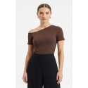 BLUSA CAFÉ ESCOTE ASIMÉTRICO