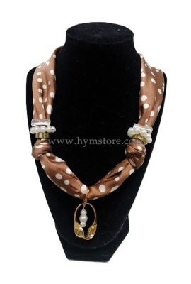COLLAR EN SEDA CON ACCESORIOS