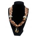 COLLAR EN SEDA CON ACCESORIOS
